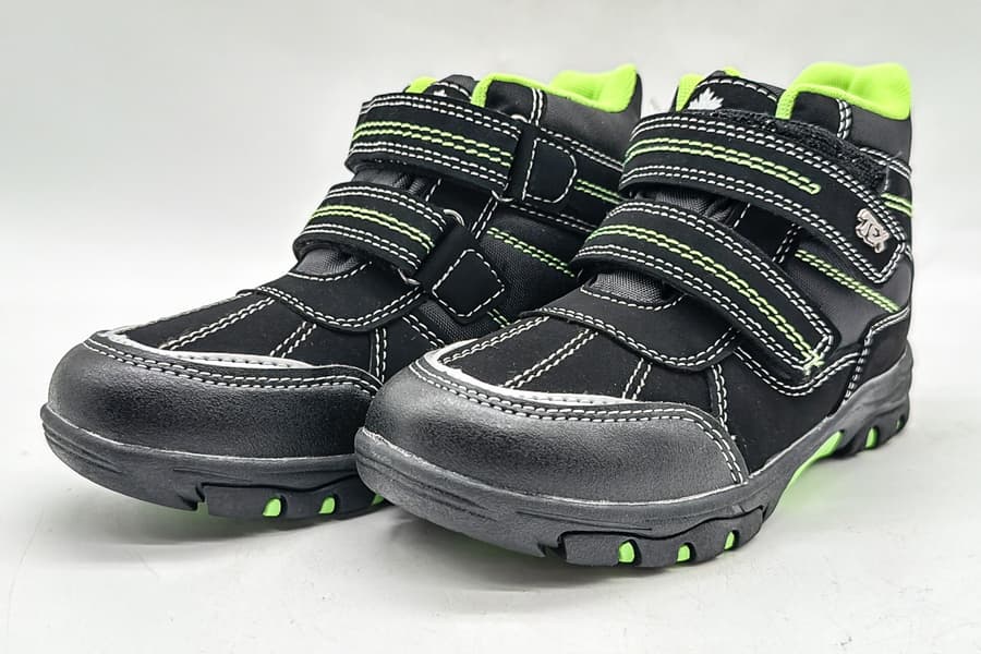 Paar Kinderstiefel Canadians, Gr. 32